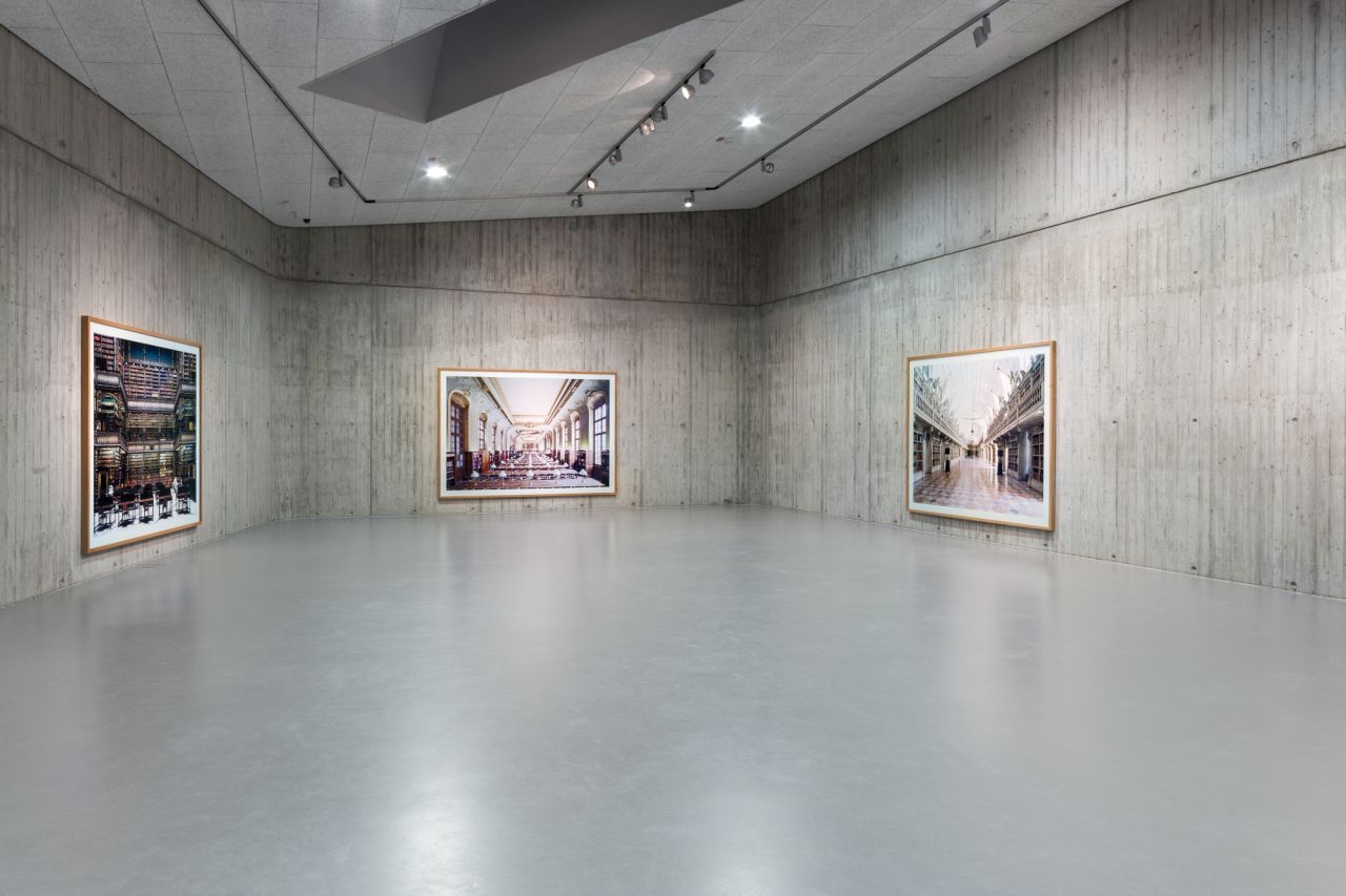 Die Werke der Künstlerin Cadida Höfer über monumentale Bibliotheken in der Neuen Galerie Gladbeck.