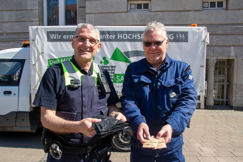 Firass Mustafa vom KOD und Reiner Baranowski vom  Ermittlungsdienst des ZBG waren gemeinsam auf „Streife“ in der Gladbecker Innenstadt.
