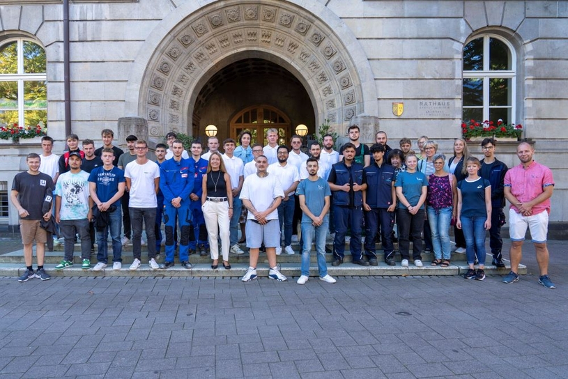 Bürgermeisterin Bettina Weist mit rund 40 Auszubildenden aus  Handwerksberufen gemeinsam mit ihren Ausbildern.