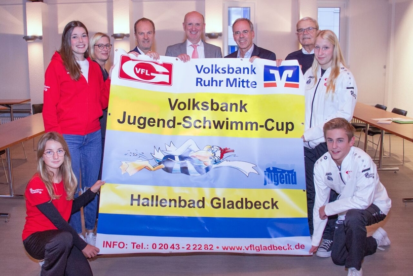 Aktive Schwimmer, Organisatoren und Sponsoren freuen sich auf den 13. Volksbank Jugend-Schwimm-Cup in Gladbeck.