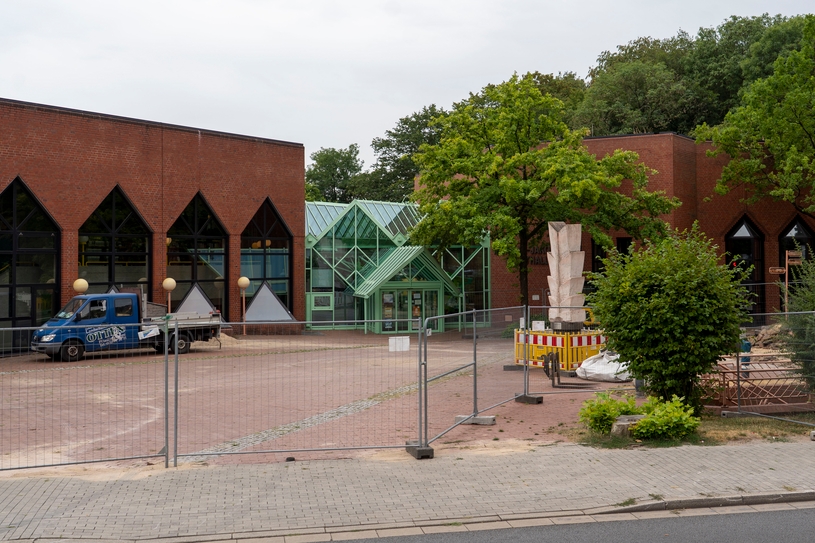 Der Vorplatz der Mathias-Jakobs-Stadthalle ist jetzt eine Baustelle.