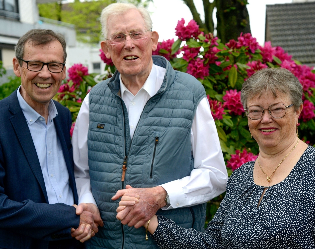 Dietrich Pollmann als Vorsitzender und seine StellvertreterinAngelika Lohe überbringen Heinz Enxing die Glückwünschedes Vereins für Orts- und Heimatkunde.