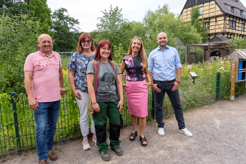 Ralf Sonnenberg und Silke Kuckert-Brinkmann vom ZBG,  Meike Holthaus, Tierpflegerin, Bürgermeisterin Bettina Weist und René Hilgner, ZBG-Betriebsleiter, sind begeistert von den Neuerungen der Vogelinsel.