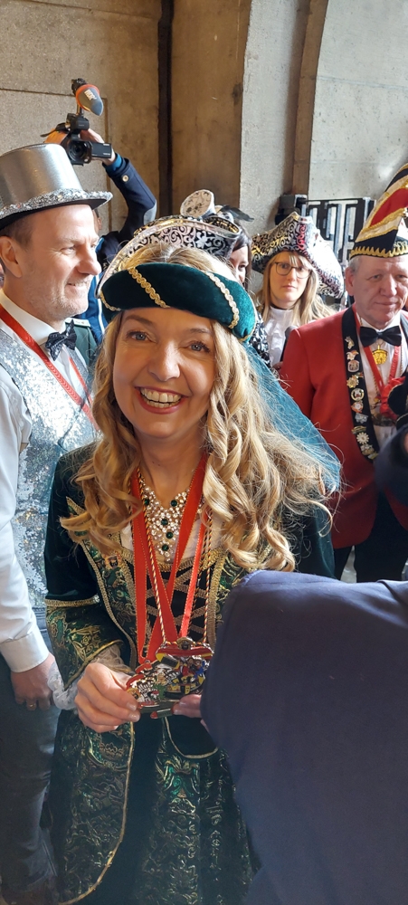 Bürgermeisterin Bettina Weist ist für den Rathaussturm gewappnet