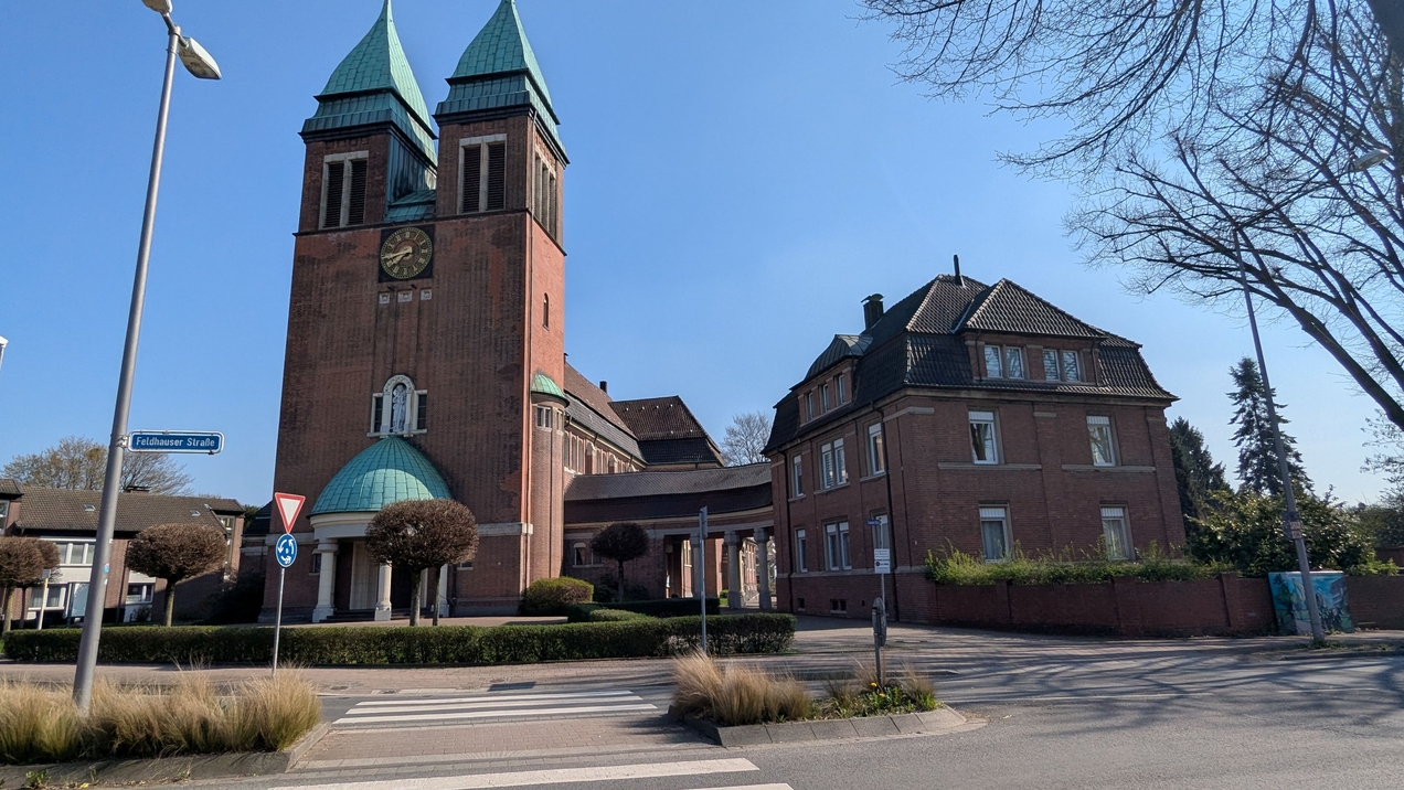 Auf dem Foto ist die Herz-Jesu Kirche in Zweckel.