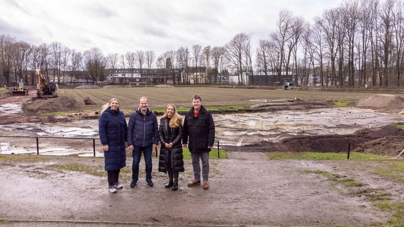 Julia Schmidt, Abteilungsleiterin Sport, Michael Berger, Leiter Amt  für Rat, Bürgerschaft, Sport, Bürgermeisterin Bettina Weist und Ulrich Wloch, Vorsitzender des  SV Zweckel auf dem Sportplatz Dorstener Straße.