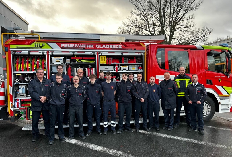 Erfolgreiche Ausbildung: Die sieben neuen Einsatzkräfte für die  Freiwillige Feuerwehr Gladbeck mit ihren Ausbildern